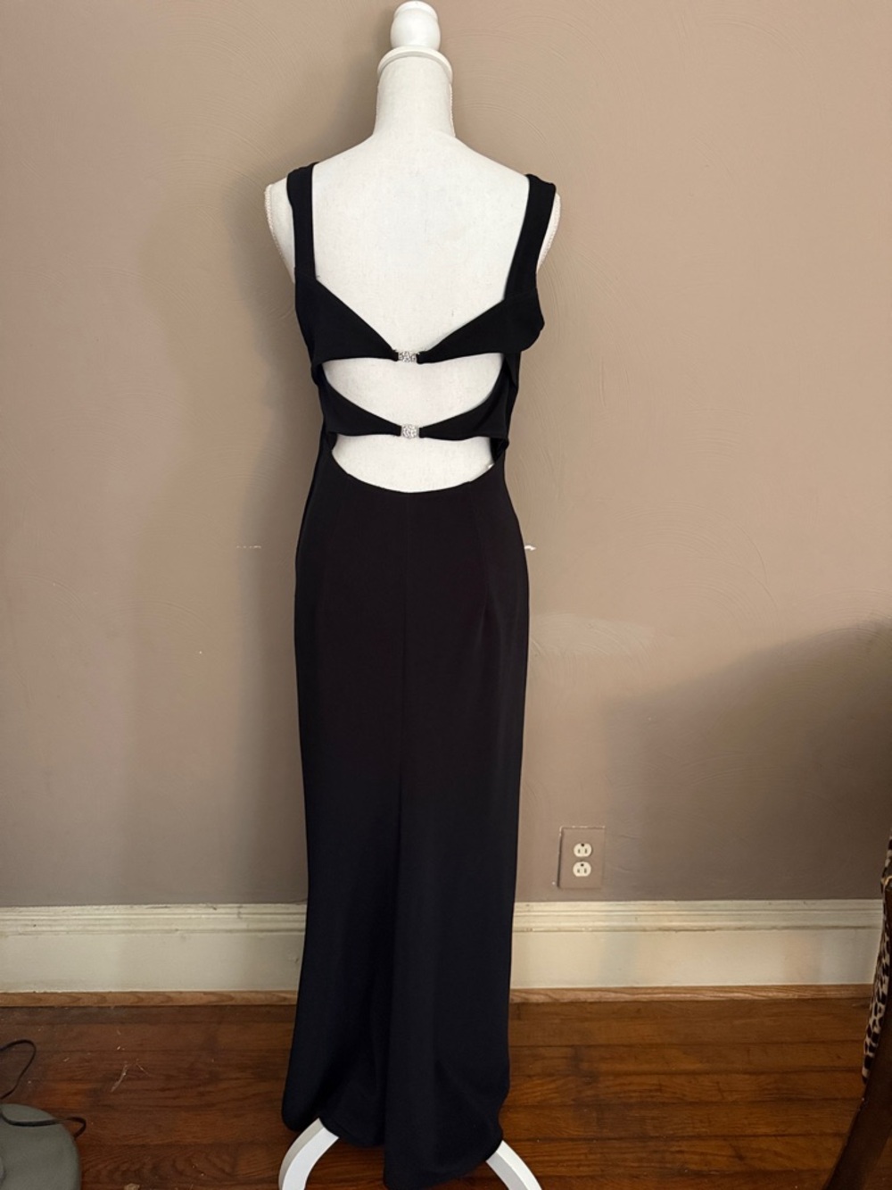 Elegant Black Sleeveless Gown for Formal Events